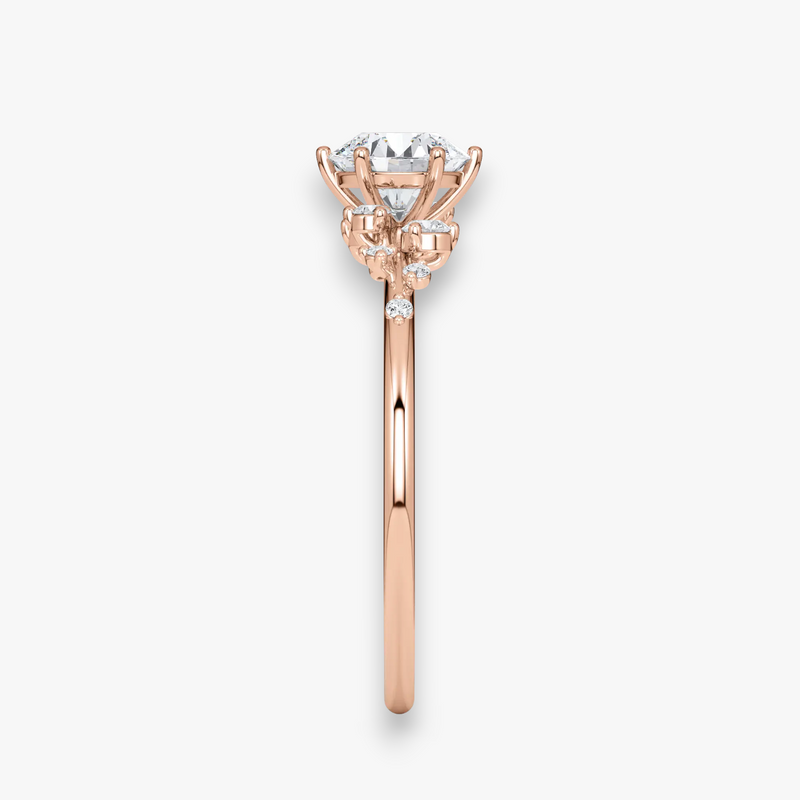 Seitenansicht des STARLIGHT Diamantrings in Roségold – erhöhter runder Mittelstein mit Cluster-Fassung, Antragsring von NÓIR Diamonds
