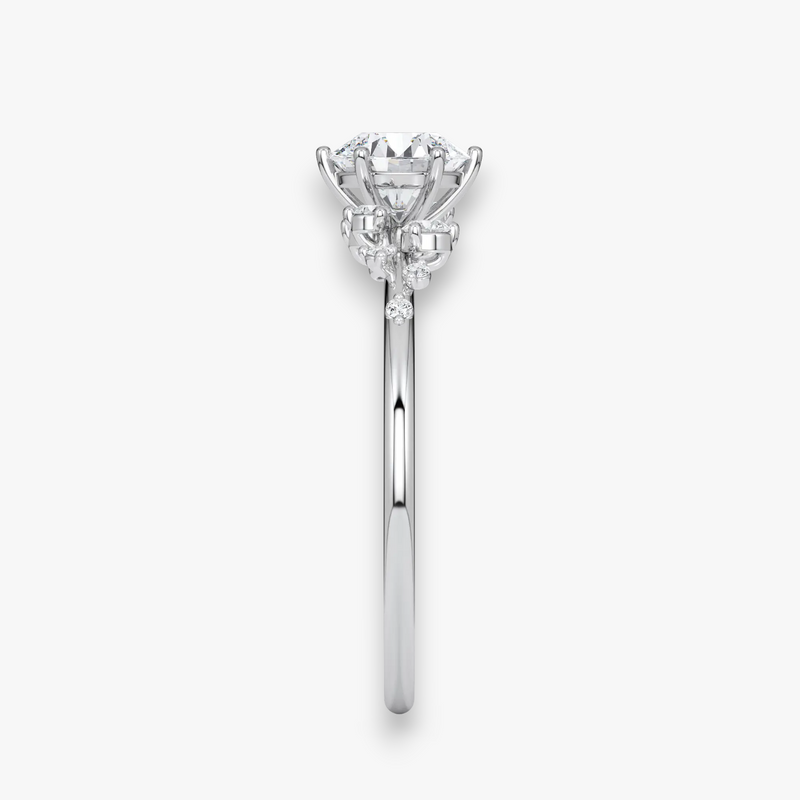 Seitenansicht des STARLIGHT Diamantrings in Weissgold bzw. Platin – runder Mittelstein in Cluster-Fassung, Antragsring von NÓIR Diamonds