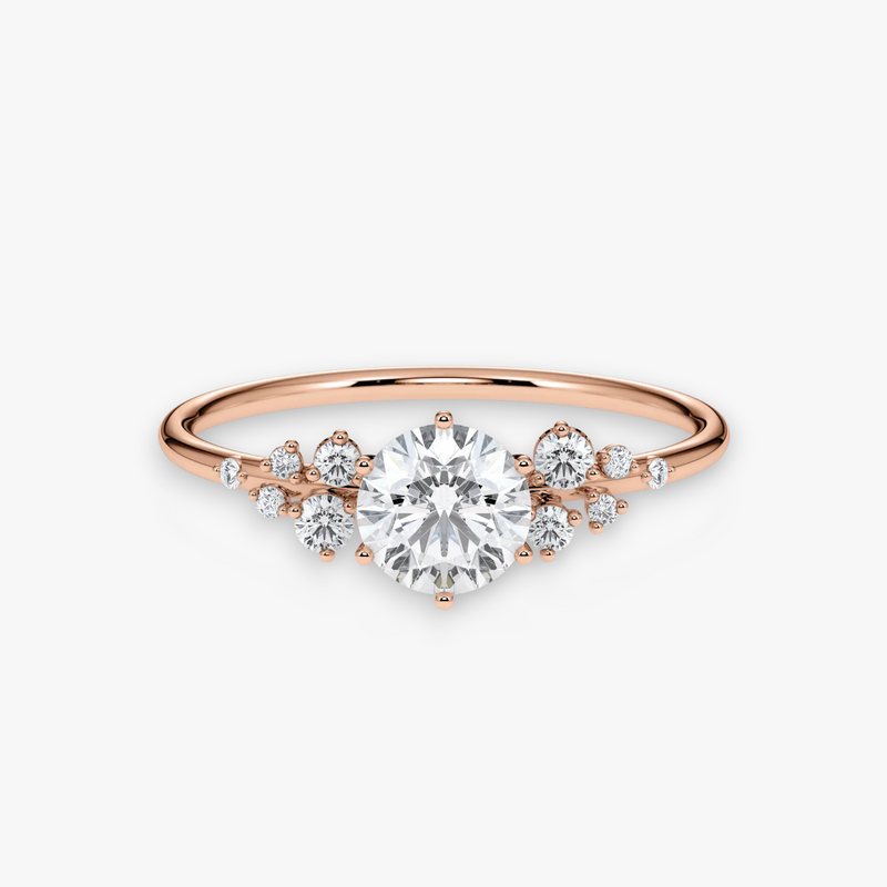 STARLIGHT Verlobungsring aus Roségold mit rundem Diamant-Solitär und funkelndem Diamant-Cluster – Frontalansicht von NÓIR Diamonds