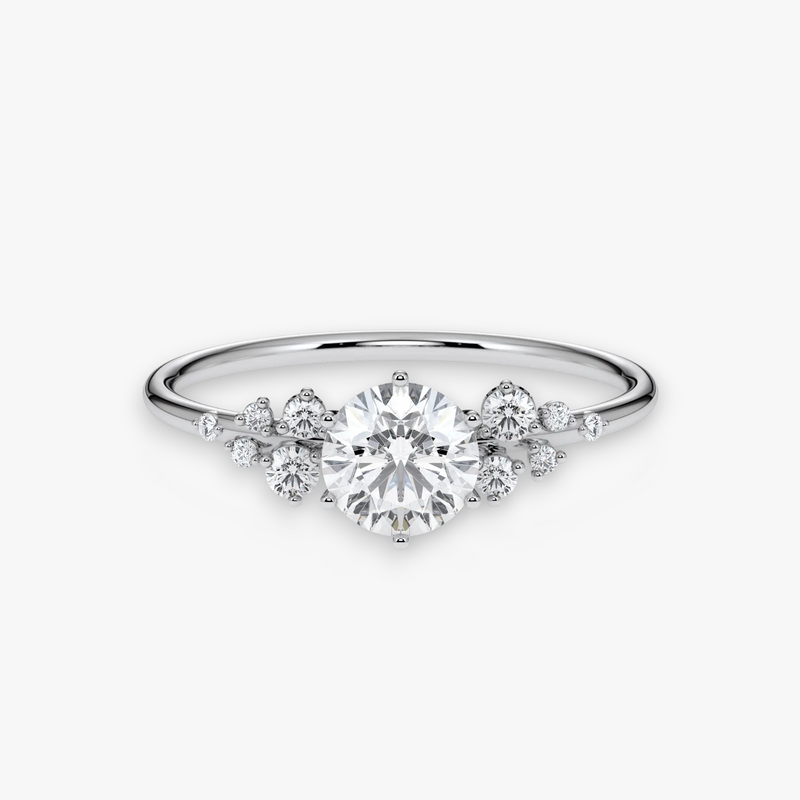 STARLIGHT Verlobungsring in Weissgold bzw. Platin mit rundem Diamant-Solitär und Diamant-Cluster – Frontalansicht von NÓIR Diamonds