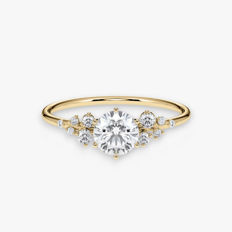STARLIGHT Verlobungsring aus Gelbgold mit rundem Diamant-Solitär und Sternen-Cluster – Frontalansicht von NÓIR Diamonds