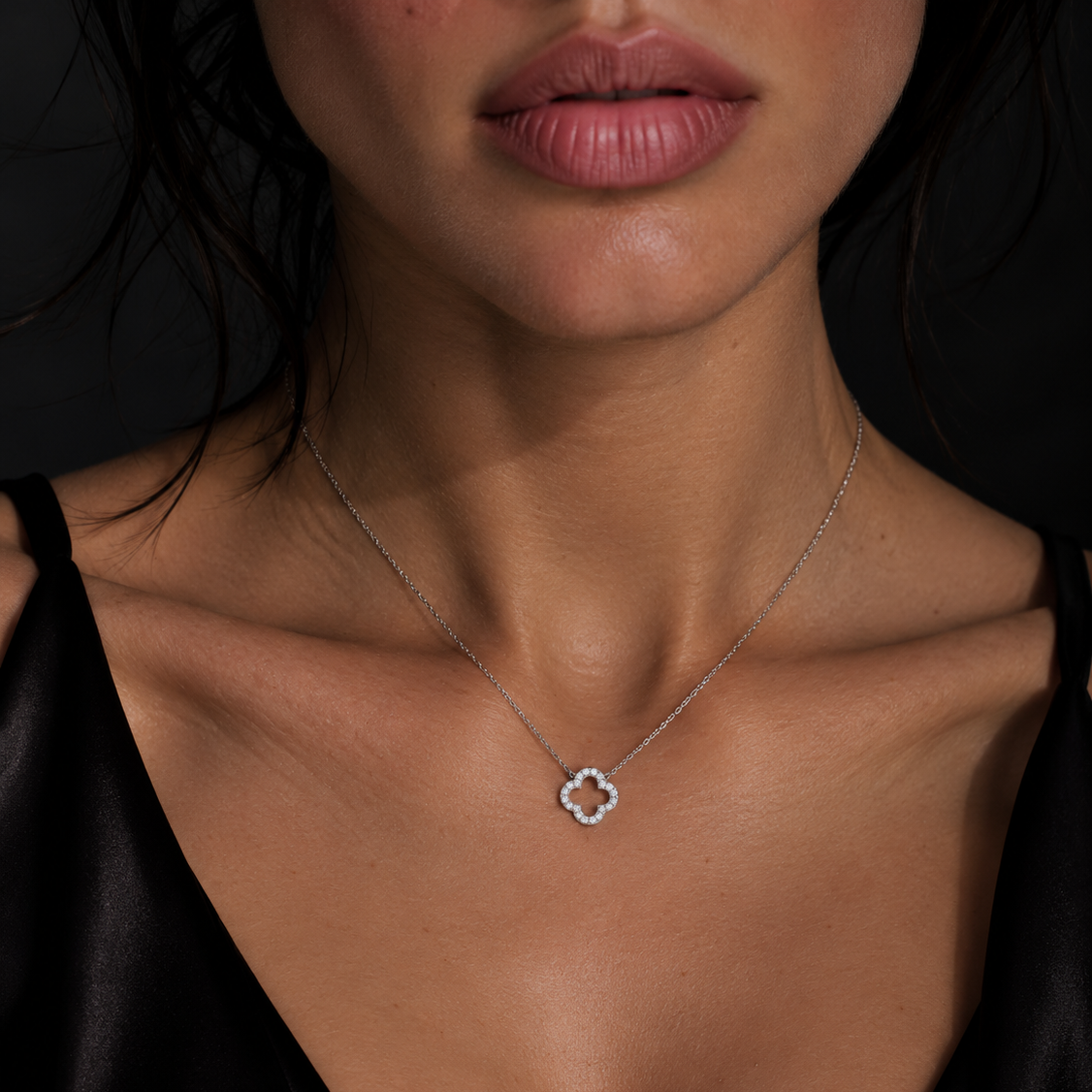 Collier TRÈFLE in Weißgold – Ansicht 2 | NÓIR Diamonds